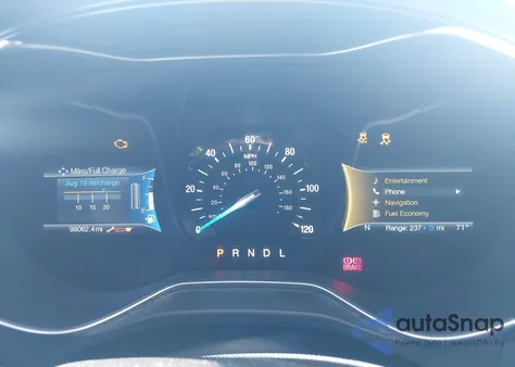 2017 Ford Fusion Energi Titanium z USA, uszkodzony, nr VIN 3FA6P0SU7HR229279